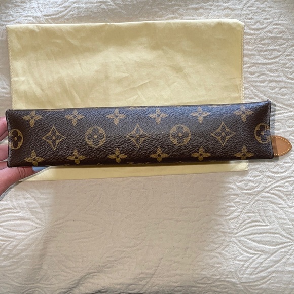Louis Vuitton Toiletry Pouch 26 Discontinued - Picture 6 of 13
